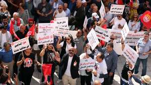 epa13311296 Demonstrators chant slogans during a national march protesting deteriorating economic and social conditions and demanding respect for rights and freedoms in Tunis, Tunisia, 17 October 2026. Nine Tunisian organizations, including the Tunisian General Labour Union (UGTT), organized the march to demand measures addressing purchasing power and employment, as well as the protection of civil liberties and judicial independence.  EPA/MOHAMED MESSARA