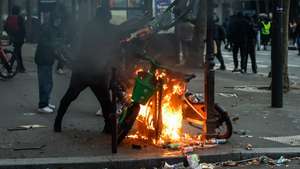 epa13312285 A street barricade burns as protesters clash with police during a demonstration against rising living costs and cuts to public services in Paris, France, 17 October 2026. The nationwide mobilization brought together Yellow Vest (Gilets Jaunes) activists, high school and university students, trade unions and other groups protesting rising living costs, fuel prices and deteriorating public services, while demanding improvements in education and school conditions.  EPA/MOHAMMED BADRA