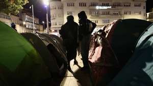 A maioria dos manifestantes que, desde há uma semana ocupa a Praça D. João I, no Porto, decidiu hoje permanecer no local, apesar da advertência da PSP de que estavam, desde as 00:30, a incorrer num crime de desobediência, Porto, 19 de outubro de 2026. RITA FRANÇA/ LUSA