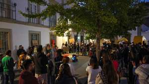 Manifestantes em protesto contra a crise da habitação, durante uma concentração na Praça do Sertório, Évora, 20 de outubro de 2026. O protesto inspira-se em iniciativas semelhantes que decorreram no Porto e em Lisboa, numa altura em que o custo de vida leva milhares de pessoas às ruas pela Europa fora. NUNO VEIGA/LUSA