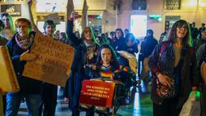 Manifestantes em protesto contra a crise da habitação, durante uma concentração na Praça 8 de Maio, em Coimbra. O protesto inspira-se em iniciativas semelhantes que decorreram no Porto e em Lisboa, numa altura em que o custo de vida leva milhares de pessoas às ruas pela Europa fora, em Coimbra, 20 de outubro de 2026. PAULO NOVAIS/LUSA
