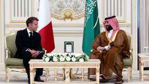 epa13319972 French President Emmanuel Macron (L) attends a meeting with Saudi Crown Prince Mohammed bin Salman at the Al Yamamah Palace in Riyadh, Saudi Arabia, 21 October 2026. President Macron made a surprise solidarity visit to Saudi Arabia to conclude his Gulf tour.  EPA/BENOIT TESSIER / POOL  MAXPPP OUT