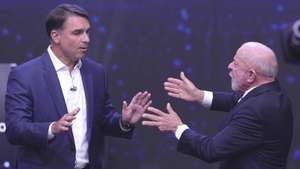 epa13314637 The President of Brazil and candidate for reelection, Luiz Inacio Lula da Silva (R), and opposition candidate Flavio Bolsonaro argue during the first presidential debate at the Rede Bandeirantes headquarters in Sao Paulo, Brazil, 18 October 2026. Lula and Bolsonaro engaged in a tense exchange of corruption accusations during their first televised face-to-face debate ahead of next Sunday's presidential election runoff.  EPA/SEBASTIAO MOREIRA