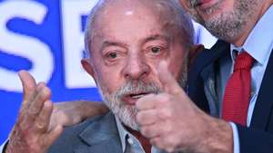 epa13320275 Brazilian President Luiz Inacio Lula da Silva attends the signing of a bill that establishes new revenue thresholds for micro-entrepreneurs, as well as the presentation of a proposed constitutional amendment to implement zero-fare public transport on weekends and public holidays, at the Planalto Palace in Brasilia, Brazil, 21 October 2026.  EPA/Andre Borges