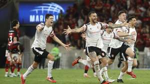 epa13324426 Players of Estudiantes celebrate after winning the penalty shootout during the CONMEBOL Libertadores semifinal soccer math between Flamengo and Estudiantes de la Plata at the Maracana Stadium in Rio of Janeiro, Brazil, 22 October 2026.  EPA/Antonio Lacerda