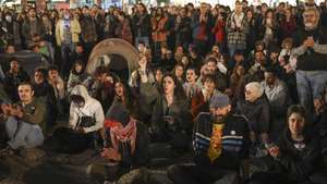 Manifestantes durante o protesto pelo direito à habitação, na Praça do Rossio, em Lisboa, 22 de outubro de 2026. O protesto pelo direito à habitação e contra o aumento do custo de vida em Portugal teve início na cidade do Porto, no dia 10 deste mês, e estendeu-se posteriormente a Lisboa e a várias outras cidades portuguesas. ANTONIO PEDRO SANTOS/LUSA
