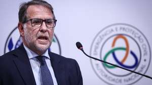 O ministro da Administração Interna, Luís Neves, discursa durante a sessão de avaliação do Dispositivo Especial de Combate a Incêndios Rurais (DECIR) 2026, promovida pela Autoridade Nacional de Emergência e Proteção Civil (ANEPC), em Oeiras, 22 de outubro de 2026. RODRIGO ANTUNES/LUSA