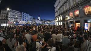 epa13307272 Hundreds of people take part in a meeting to discuss the future of a protest encampment over the housing crisis at Puerta del Sol in Madrid, Spain, 15 October 2026. The encampment began following the 23 September eviction of 87-year-old Maricarmen Abascal, who died on 07 October. Spanish Prime Minister Pedro Sanchez called snap general elections for 29 November after parliament rejected two emergency housing decrees.  EPA/FERNANDO VILLAR