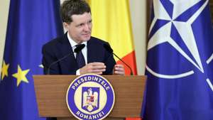 epa13317806 Romanian President Nicusor Dan delivers a speech during a swearing-in ceremony of the new government at the Presidential Palace, in Bucharest, Romania, 20 October 2026. Luca Niculescu secured 280 votes in parliament to form a new government, bringing an end to a political crisis in Romania that lasted over five months.  EPA/ROBERT GHEMENT