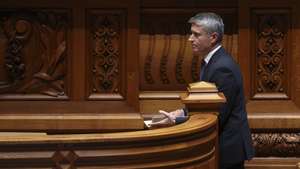 O Secretário-Geral do Partido Socialista (PS), José Luis Carneiro, durante o segundo dia de debate na generalidade do Orçamento do Estado para 2027 (OE2027), na Assembleia da República, em Lisboa, 28 de outubro de 2026. ANDRÉ KOSTERS/LUSA
