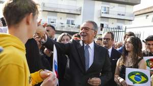 O Presidente da República, António José Seguro (D), é cumprimentado por alunos durante a visita à Escola Secundária Afonso Lopes Vieira, em Leiria, 30 de outubro de 2026. PAULO CUNHA/LUSA