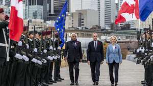 epa13341636 Canada's Prime Minister Mark Carney (C), European Council President Antonio Costa (C-L) and European Commission President Ursula von der Leyen (C-R) walk past a guard of honor along the boardwalk of the Grand Quai of the Old Port of Montreal, Quebec, Canada, 30 October 2026, on the concluding day of the 21st EU-Canada Summit.  EPA/ROGER LEMOYNE / POOL