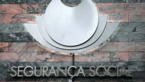 Logotipo no novo edifício sede do Instituto da Segurança Social
