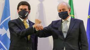 O Presidente do Partido Social-Democrata (PSD) Rui Rio (R) e o Presidente do CDS/PP, Francisco Rodrigues dos Santos (E), cumprimentam-se após a assinatura do acordo quadro para as eleições autárquicas, num hotel de Lisboa, 16 de novembro de 2020. TIAGO PETINGA/LUSA