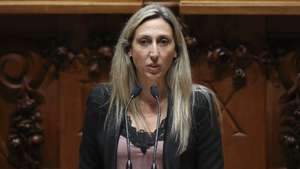 A deputada independente Cristina Rodrigues durante a sessão evocativa do antigo Presidente da República Jorge Sampaio, realizada no parlamento, em Lisboa, 15 de setembro de 2021. MANUEL DE ALMEIDA/LUSA