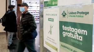 As farmácias preparam-se para uma maior procura por testes para deteção de covid-19 nos próximos dias, aumentando os stocks e alargando horários para a testagem, sujeita a marcação prévia em Lisboa, 26 de novembro 2021. (ACOMPANHA TEXTO DA LUSA) TIAGO PETINGA/LUSA