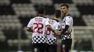 Os jogadores do Boavista Nathan (E), Sauer (C) e Musa festejam após marcar um golo contra o Sporting de Braga durante o jogo da Taça da Liga de Futebol, no estádio Bessa XXI, Porto, 16 de dezembro de 2021. JOSÉ COELHO/LUSA