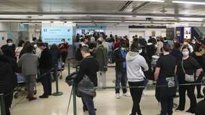 Passageiros aguardam na fila para testes à covid-19 no Aeroporto de Lisboa, responsável do laboratório diz que filas existem porque é o único local aberto em Lisboa para fazer teste Covid, 02 de janeiro de 2022. MANUEL ALMEIDA/LUSA