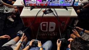 Várias pessoas jogam um videojogo da Nintendo no DreamHack festival, em Valência, Espanha