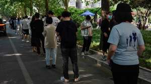 epa09963506 People lineup for a COVID-19 test in Beijing, China, 21 May 2022. Beijing continues its mass testing as part of its effort to curb the spread of COVID-19 in the city while authorities in Shanghai announced a relaxed lockdown starting on 01 June 2022.  EPA/MARK R. CRISTINO