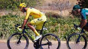 O ciclista português Rafael Reis, com o dorsal nº 66, da equipa (GCT) Glassdrive/Q8/Anicolor (POR), permance com a camisola amarela no final da 1ª etapa da 83ª Volta a Portugal em Bicicleta, que decorreu hoje entre Vila Franca de Xira e Elvas, com 193,7 Km de extensão, Elvas, 5 de agosto de 2022. PEDRO SARMENTO COSTA/LUSA