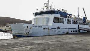Barco Inter-ilhas da transportadora marítima CV Interilhas, atracado no cais da ilha de São Nicolau, para o embarque dos passageiros com destino a ilha de São Vicente, Cabo Verde, 10 de agosto de 2022. A CV Interilhas transportou quase um milhão e meio de passageiros em Cabo Verde em três anos de concessão do transporte marítimo de passageiros e mercadorias, segundo dados avançados à Lusa pela empresa liderada pelo grupo português ETE. (ACOMPANHA TEXTO DE 16 DE AGOSTO DE 2022). ELTON MONTEIRO/LUSA