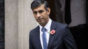 epa10281103 Britain's Prime Minister Rishi Sunak departs his official residence at 10 Downing Street to appear at Prime Minister's Questions (PMQs) at Parliament in London, Britain, 02 November 2022. Sunak announced he will now go to the COP27 climate summit in Egypt after U-turn.  EPA/TOLGA AKMEN