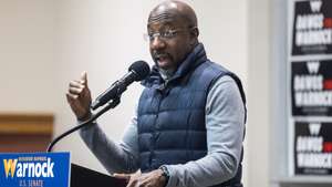 epa10348958 US Democratic Senate candidate Raphael Warnock campaigns at the University of Georgia in Athens, Georgia, USA, 04 December 2022. Warnock, a current US Senator, is in a runoff with Republican candidate Herschel Walker.  EPA/JIM LO SCALZO