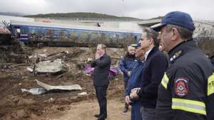 epa10497198 A handout photo made available by Greek Prime Minister&#039;s Press Office shows Prime Minister Kyriakos Mitsotakis (2-R) and Greek Minister of Infrastructure &amp; Transport Kostas Karamanlis (L) reacting at the scene of a train collision, near Larissa city, Greece, 01 March 2023. Infrastructure &amp; Transport Minister Kostas Karamanlis resigned on 01 March, following the fatal train crash. According to the latest update by the fire brigade spokesperson Vasilis Vathrakogiannis, the death toll was 36 so far and 66 people had been taken to hospital, six of which were admitted to ICUs.  EPA/DIMITRIS PAPAMITSOS / GREECE PRIME MISNISTER / HANDOUT HANDOUT  HANDOUT EDITORIAL USE ONLY/NO SALES