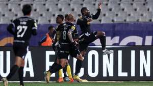 O jogador do Casa Pia, Fernando Varela (D), celebra um golo contra o Paços de Ferreira, durante o jogo da 1ª Liga de Futebol, realizado no Estádio Nacional, Oeiras, 06 de março de 2023. ANTÓNIO COTRIM/LUSA