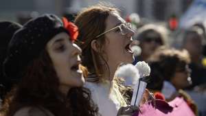 Manifestação nacional de mulheres no âmbito das comemorações do Dia Internacional da Mulher (08 de março) e pelo sétimo ano consecutivo, o MDM-Movimento Democrático de Mulheres promove uma "jornada de denúncia dos problemas, de afirmação, de força e unidade das mulheres na defesa e conquista dos seus direitos", Porto, 4 de março de 2023. JOSÉ COELHO/LUSA