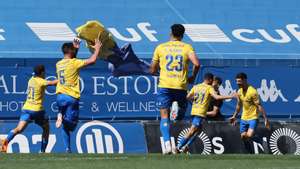 O jogador do Estoril Praia, Alejandro Marqués (D), festeja após marcar um golo contra o Santa Clara durante o jogo da I Liga de futebol, disputado no Estádio António Coimbra da Mota, Estoril, 30 de abril de 2023. MANUEL DE ALMEIDA/LUSA