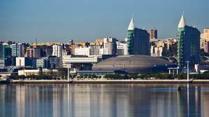 Vista do Parque das Nações a partir da Ponte Vasco da Gama, em Lisboa, 21 de maio de 2013. A Expo'98 realizada há 15 anos na zona oriental da cidade de Lisboa renovou a componente habitacional e urbanistica da zona, o Parque das Nações é agora uma freguesia do concelho de Lisboa e uma área muito procurada pelo seu espaço de lazer, empresarial e cultural. MARIO CRUZ / LUSA