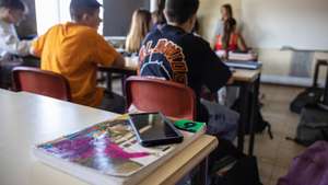 Alunos numa sala de aula da escola EB 23 Lourosa que proíbe os telemóveis, a propósito de uma petição que está a correr para que isso seja a regra em todas as escolas, Santa Maria da Feira, 23 de maio de 2023. (ACOMPANHA TEXTO DE 27 DE MAIO DE 2023) JOSÉ COELHO/LUSA
