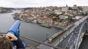 O metro passa a ponte D. Luís no Porto, 5 de dezembro de 2022. O Metro do Porto celebra este mês o seu 20º Aniversário. (ACOMPANHA TEXTO DE 06 DE DEZEMBRO DE 2022). JOSÉ COELHO/LUSA