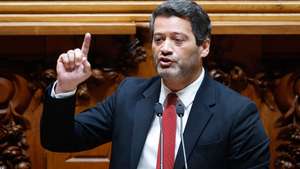 O presidente do Chega (CH), André Ventura, intervém durante a sessão plenária num debate de urgência sobre "a situação provocada pelas declarações do Senhor Presidente da República em relação à reparação histórica das ex-províncias ultramarinas", na Assembleia da República, em Lisboa, 15 de maio de 2024. ANTÓNIO PEDRO SANTOS/LUSA