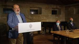 José Viale Moutinho (E), vencedor do prémio D. Diniz, pela sua obra ‘Cimentos da Noite’, acompanhado pelo Presidente da República, Marcelo Rebelo de Sousa, discursa na cerimónia de entrega realizada na FundaçãoCasa de Mateus, Vila Real, 31 de outubro de 2021. PEDRO SARMENTO COSTA/LUSA