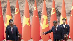 epa11554801 Chinese President Xi Jinping (R) and Vietnam President To Lam arrive to a signing ceremony at the Great Hall of the People in Beijing, China, 19 August 2024.  EPA/ANDRES MARTINEZ CASARES / POOL POOL PHOTO