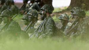 epa11442659 New army recruits hold a training session during a visit by Taiwanese President William Lai (not pictured) at a military camp in Taichung, Taiwan, 28 June 2024. Lai visited the camp to observe the training of new recruits amid ongoing tensions between China and Taiwan.  EPA/RITCHIE B. TONGO