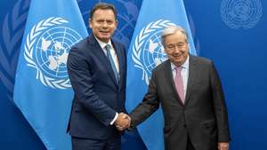O secretário-geral da ONU, António Guterres (D), elogiou hoje o papel de Portugal nas Nações Unidas, após uma reunião com o primeiro-ministro, Luís Montenegro, que lhe assegurou que o Governo estará sempre ao seu lado.
António Guterres e Luís Montenegro estiveram reunidos durante cerca de meia hora na sede da Organização das Nações Unidas (ONU), em Nova Iorque, e no fim prestaram declarações aos jornalistas, sem responder a perguntas, 25 de novembro de 2024. ESKINDER DEBEBE / UN Photo / LUSA
