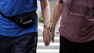 epa10943628 An elderly couple walks in a street in Sao Paulo, Brazil, 27 October 2023. The number of Brazilians over the age of 65 increased by 57.4% in the last twelve years, from 14.08 million in 2010 up to 22.17 million in 2022. The data, released on 27 October, is part of the 2022 census and shows that Brazil&#039;s increasingly female population suffered a record pace of aging in the last decade.  EPA/ISAAC FONTANA