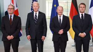 epa11666468 (L-R) British Prime Minister Sir Keir Starmer, US President Joe Biden, German Chancellor Olaf Scholz and French President Emmanuel Macron attend a family photo option at the chancellery in Berlin, Germany, 18 October 2024. US President Joe Biden is on a visit to Germany from 17 to 18 October 2024 to attend an Order of Merit Ceremony and meet with the German Chancellor, British Prime Minister, and French President.  EPA/CLEMENS BILAN