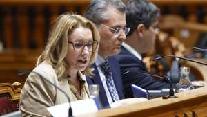 A ministra do Trabalho, Solidariedade e Segurança Social, Maria do Rosário Palma Ramalho (E), ladeada pelo presidente da Comissão de Trabalho, Segurança Social e Inclusão, Filipe Neto Brandão, intervém durante a sua audição sobre o Orçamento do Estado para 2025, na Assembleia da República, em Lisboa, 29 de outubro de 2024. ANTÓNIO PEDRO SANTOS/LUSA