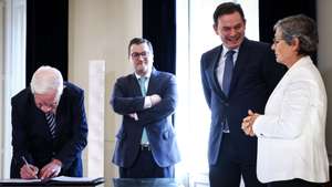 O primeiro-ministro, Luís Montenegro (C-D), o ministro de Estado e das Finanças, Joaquim Miranda Sarmento (C-E), o representante da Frente de Sindicatos da Administração Pública (FESAP), José Joaquim Abraão (E) e a  representante da Frente Sindical, Maria Helena Rodrigues (D), durante a assinatura do Acordo Plurianual 2025-2028 de Valorização dos Trabalhadores da Administração Pública, em Lisboa, 06 de Novembro de 2024. RODRIGO ANTUNES/LUSA