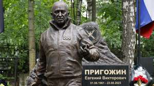 epa11561364 A sculpture of PMC Wagner group chief Yevgeny Prigozhin at his grave on the first anniversary of his death at the Porokhovskoye cemetery in St. Petersburg, Russia, 23 August 2024. Prigozhin died along with nine others in the crash of an aircraft in the Tver region of Russia on 23 August 2023.  EPA/ANATOLY MALTSEV
