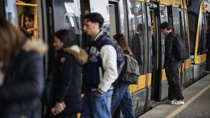 Passageiros entram para uma carruagem do Metro em dia de Greve geral dos maquinistas do Metro do Porto, Vila Nova de Gaia, 06 de dezembro de 2024. O Sindicato Nacional dos Maquinistas dos Caminhos de Ferro Portugueses avançou para a greve face à ausência de clarificação do Governo sobre a relação entre sinistralidade ferroviária e taxa de álcool destes trabalhadores, sugerida pelo ministro Leitão Amaro. JOSÉ COELHO/LUSA