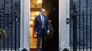epa11785044 Britain's Prime Minister Keir Starmer walks out to welcome the Sultan of Brunei Hassanal Bolkiah to 10 Downing Street in London, Britain, 19 December 2024.  EPA/TOLGA AKMEN