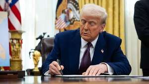 epa11894124 US President Donald Trump signs executive orders in the Oval Office at the White House in Washington, DC, USA, 13 February 2025.  EPA/FRANCIS CHUNG / POOL