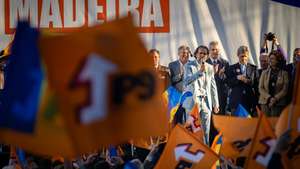 Miguel Albuquerque (C), cabeça de lista às eleições legislativas regionais da Madeira pelo Partido Social Democrata (PSD), durante uma arruada no centro do Funchal, 20 de março de 2025. As eleições legislativas, as terceiras em cerca de um ano e meio, decorrem em 23 de março com 14 candidaturas a disputar os 47 lugares no parlamento regional, num círculo único: CDU (PCP/PEV), PSD, Livre, JPP, Nova Direita, PAN, Força Madeira (PTP/MPT/RIR), PS, IL, PPM, BE, Chega, ADN e CDS-PP. GREGÓRIO CUNHA/LUSA