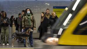 Passageiros na estação de metro da Trindade no Porto, 5 de dezembro de 2022. O Metro do Porto celebra este mês o seu 20º Aniversário. (ACOMPANHA TEXTO DE 06 DE DEZEMBRO DE 2022). JOSÉ COELHO/LUSA